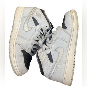 Nike Air Jordan 1 Retro Youth size 7 Gray Black Athletic Leather Shoes Sneakers
